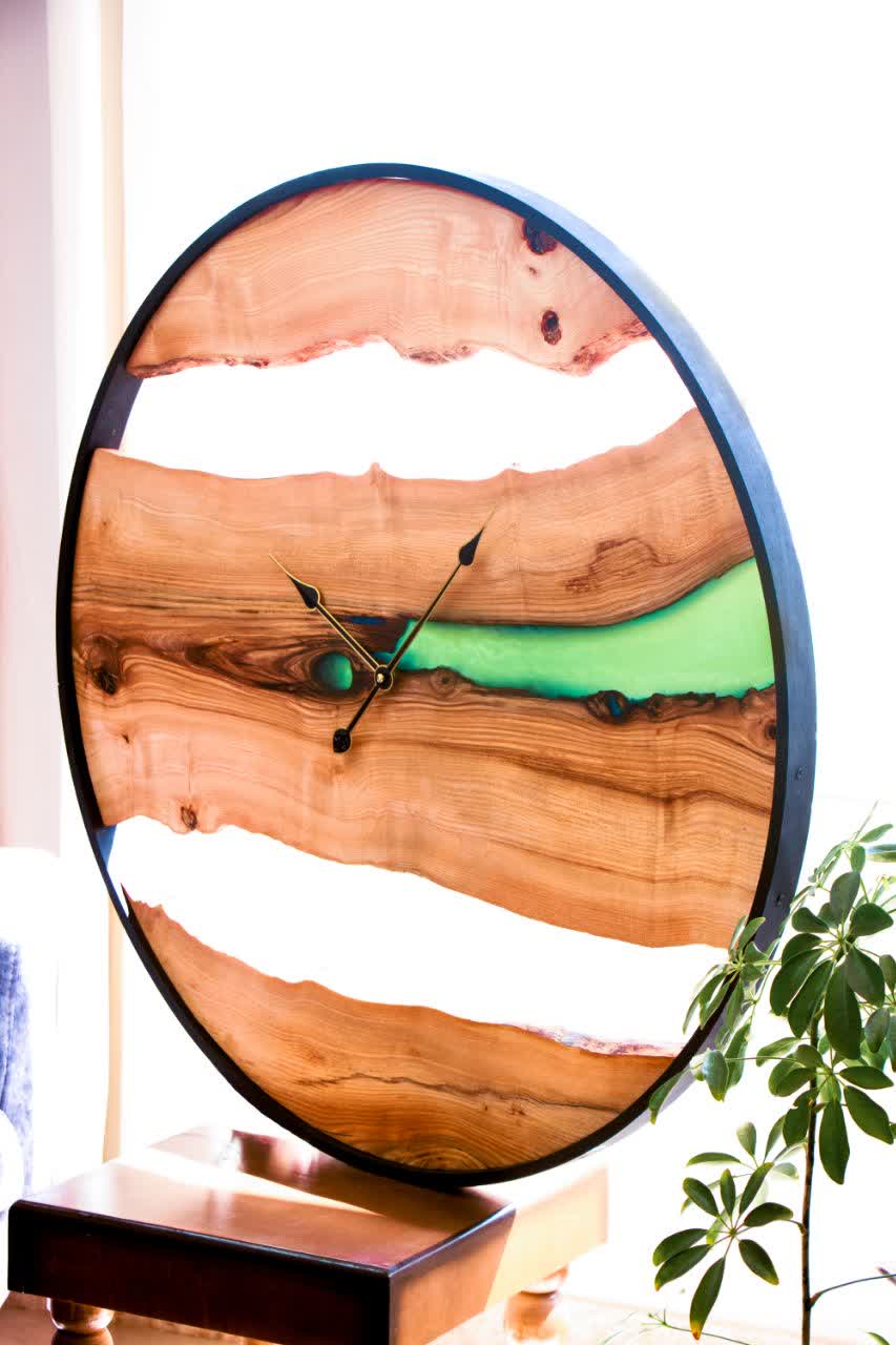 ساعت دیواری چوبی روستیک غول پیکرقطر۹۰ سانت چوب خوش نقش ون و ترکیب رزین اپوکسی سبزآبی