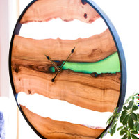 ساعت دیواری چوبی روستیک غول پیکرقطر۹۰ سانت چوب خوش نقش ون و ترکیب رزین اپوکسی سبزآبی