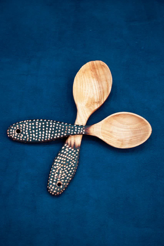قاشق غذاخوری چوبی طرح دار ساخته شده از چوب زیبای زبان گنجشک