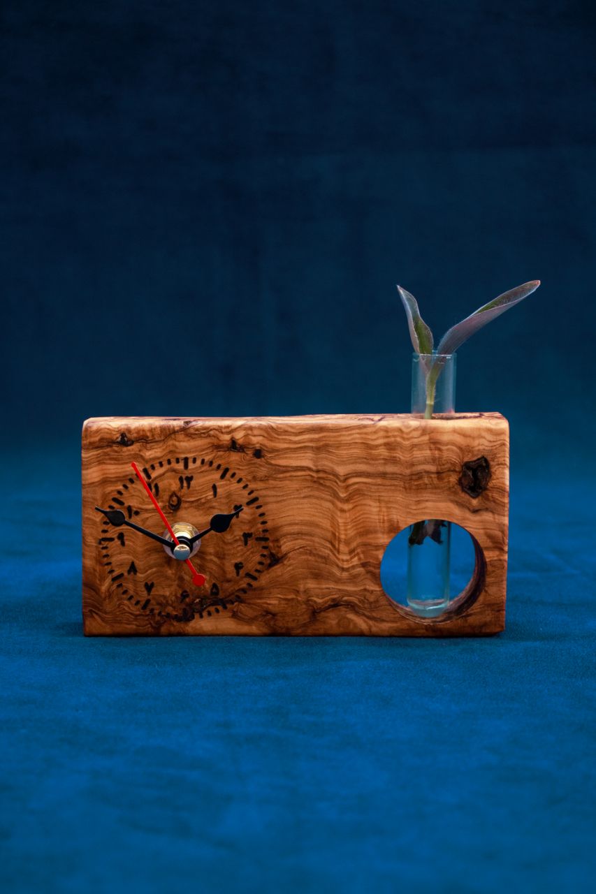 ساعت رومیزی روستیک ساخته شده از چوب ماورایی زیتون جنگلی همراه گلدان شیشه نمایان