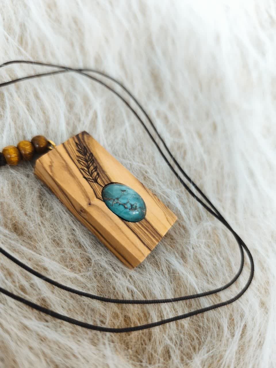 گردنبندچوبی اسپرت ساخته شده از چوب زیتون وسنگ فیروزه اصل نیشابور